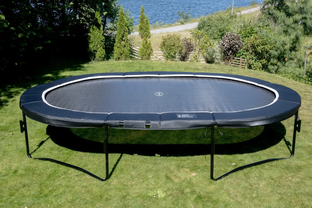 Orbit Stellar Oval som väger 167 kg i trädgård.