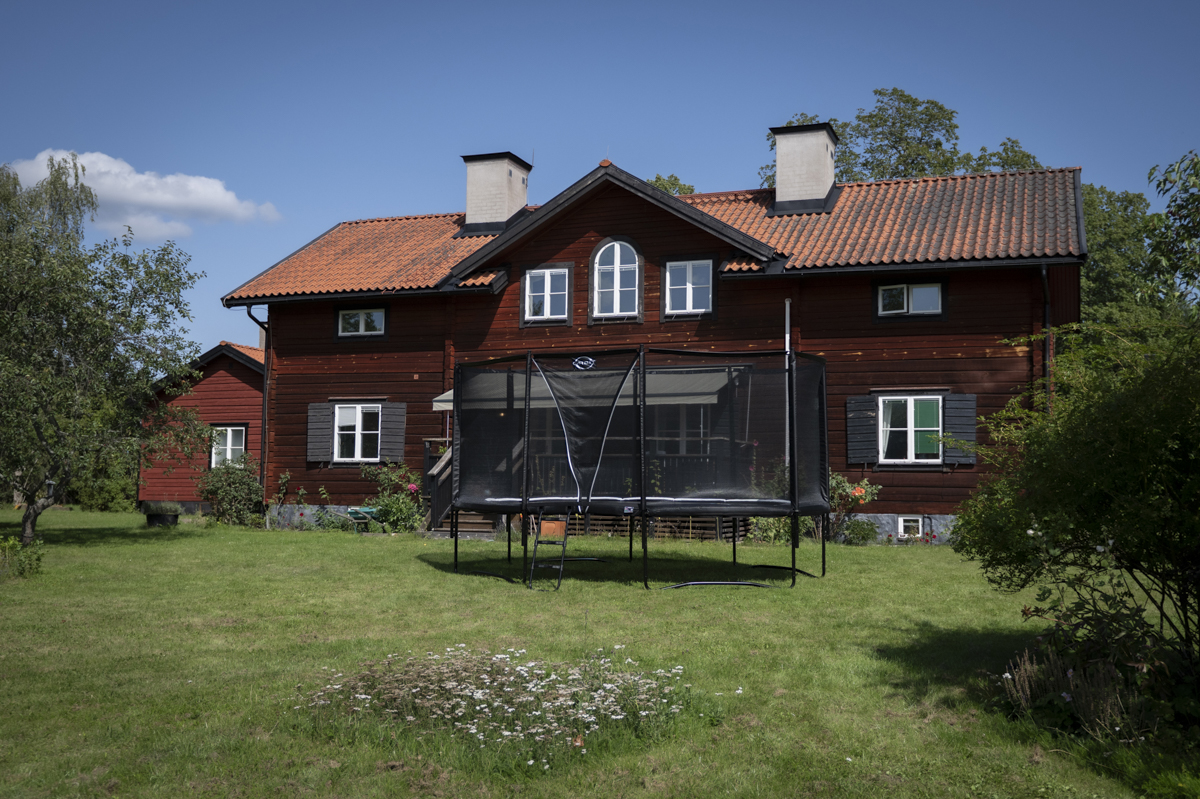 Premiumstudsmatta från Trampolinspecialisten i en typisk svensk trädgårdsmiljö.