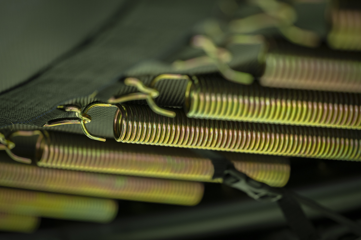 Närbild på 250mm fjädrar till studsmattor som ger en kraftfull och mjuk studs.