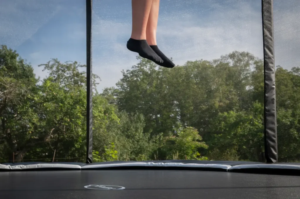 Närbild på hoppning som visar den höga och mjuka studsen på Orbit Stellar studsmatta.