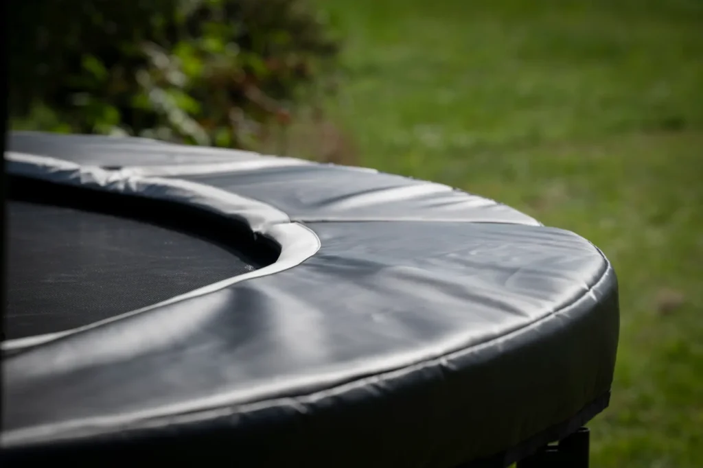 Närbild på extra slitstarkt kantskydd med knife-coat vinyl på Orbit Stellar Oval studsmatta.