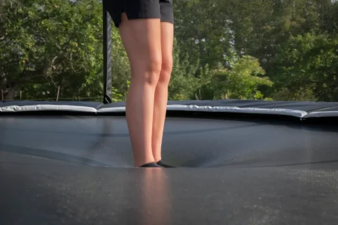 Slingshot-duken på den kraftfulla Orbit Stellar studsmattan skjuter iväg en hoppare.